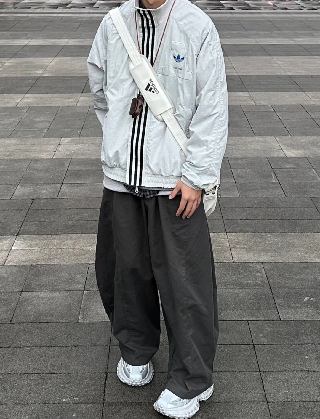 No watermark upper body renderings📝𝟭𝟬𝟴𝟲𝟯#Exclusive real shot/difference between various stolen pictures and online version on the market [𝗔𝗱𝗶𝗱𝗮𝘀Adidas Clover Stand Collar Jacket] Same Style Couple Men's and Women's Jacket! Windbreaker, loose-fit jacket, youth coat, loose-fit college style, easy to control) ✅Adidas/Adidas clover men's jacket, women's coat, loose-fit jacket, spring and summer three-stripe stand-up collar men's and women's Same Style couple's jacket, sales have been leading! ! Ningbo Shenzhou provides fabrics, one-to-one customization! ✅Adidas Classic three-stripe splicing design is used on both sides of the chest. The main Adidas Classic logo is printed on the chest. The fabric is made of micro-nano anti-UV fabric, which is light, comfortable, Breathable and easy to carry. The interior is lined with mesh cotton and the texture is very good. In fact, it can be worn in all three seasons: spring, summer and autumn! ! And don’t worry about the quality, this batch of goods is obtained through special channels, exclusively for the official website! ! Recommend with confidence, sell with confidence! A product with basically zero after-sales service! ! ❤️ins/ / Hot Sale sun protection clothing, oversize, unisex style, loose Versatile, can be worn by boys and girls, better paired with couple outfits, super Versatile, in the hot summer, paired with such a skin clothing, the upper body is comfortable and cool, while maintaining comfort and fashion sense. ✅Complete three standards! Perfect Quality! Size: 𝗦-𝗫𝗫𝗟 (loose fit) Color: Gray